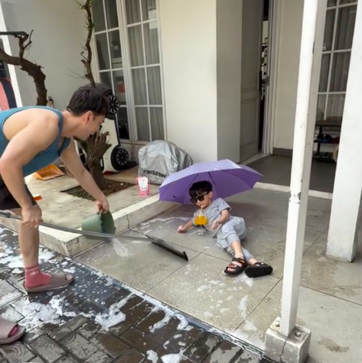 <p>Aksi mereka pun langsung dibanjiri komentar warganet, Bunda. &ldquo;Adek kamu chill banget lagi bener-bener yah Papa Anthony sungguh kreatif,&rdquo; tulis akun <em>@luthfisapu****.</em> &ldquo;Kalian sangat lucu,&rdquo; komentar akun <em>@archerli****.&nbsp;</em>(Foto: Instagram @anthonyxie_)</p>