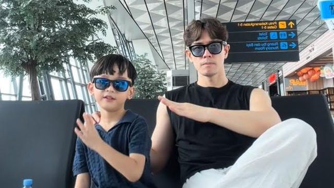 Potret Kocak Anthony Xie Pura-pura Liburan Bareng Sang anak