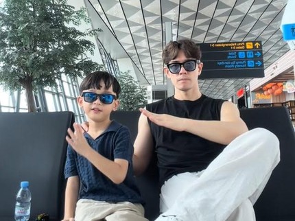 Potret Kocak Anthony Xie Pura-pura Liburan Bareng Sang anak