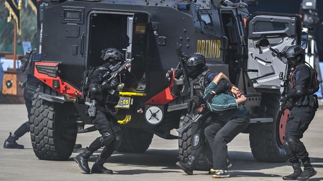 Anggota Polri dari Korps Brimob memperagakan simulasi penangkapan saat peringatan HUT Ke-80 Bhayangkara di Pusat Latihan Brimob Polri, Cikeas, Bogor, Jawa Barat, Rabu (1/7/2026). Polri menggelar peringatan HUT Ke-80 Bhayangkara bertema 80 Tahun Penga