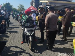 HUT Bhayangkara, Polresta Sidoarjo Bagikan 3 Ton Beras untuk Ojol-Warga