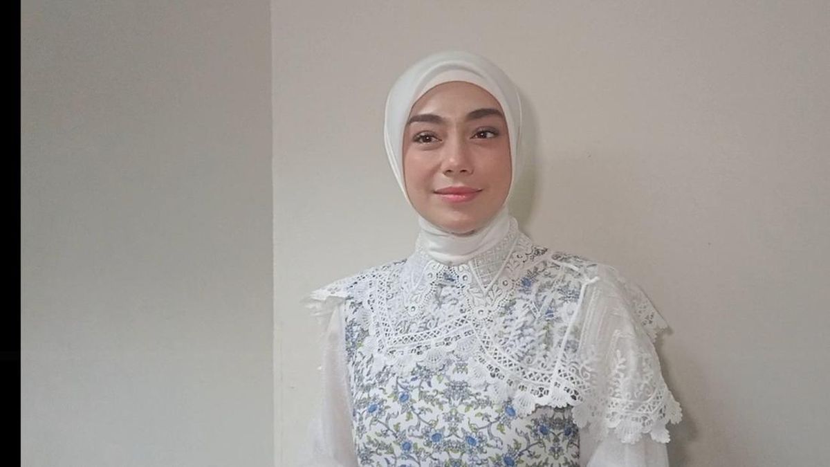 Celine Evangelista Antar Anak Masuk Pesantren