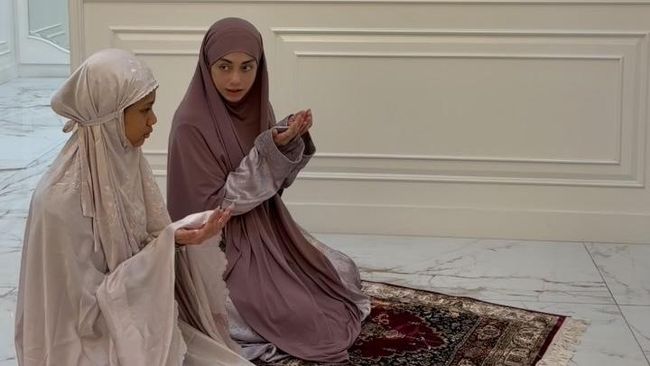 Momen Celine Evangelista Ajarkan Anak Ngaji Iqra dan Berwudu