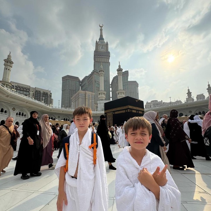 <p>Selama beberapa bulan terakhir, Celine tampaknya serius untuk mengenalkan ajaran Islam pada anak-anaknya. Selain mengajarkan ngaji dan salat, Celine bahkan pernah membawa kedua putranya, Lucio dan Koa, pergi ke Tanah Suci untuk belajar beribadah dengan ribuan jemaat. (Foto: Instagram @celine_evangelista)</p>