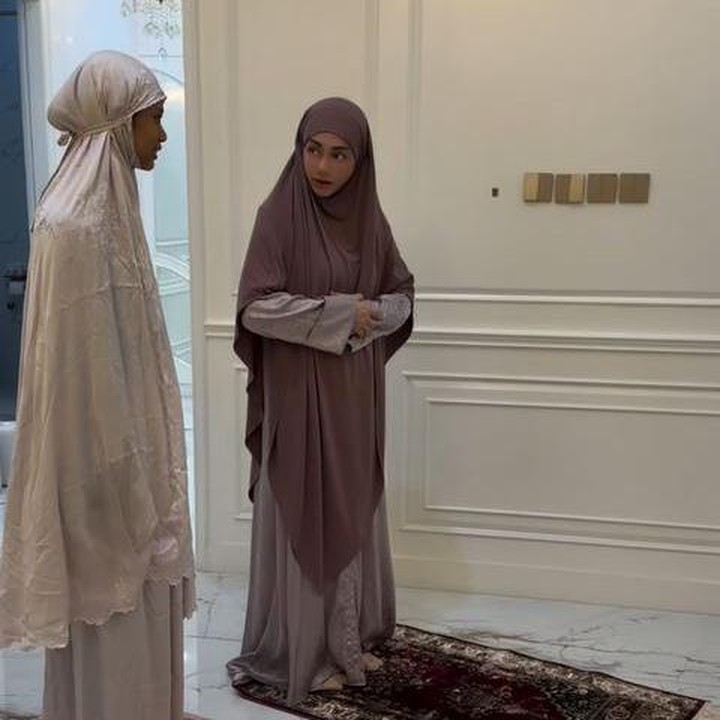 <p>Artis Celine Evangelista memutuskan untuk berhijab sekitar setahun lalu setelah mendalami ajaran Islam. Dalam berbagai kesempatan, Celine sering menceritakan perjalanannya hijrah hingga memutuskan masuk Islam. Belakangan, Celine juga mulai mengenalkan ajaran Islam kepada anak-anaknya, Bunda. (Foto: Instagram @celine_evangelista)</p>
