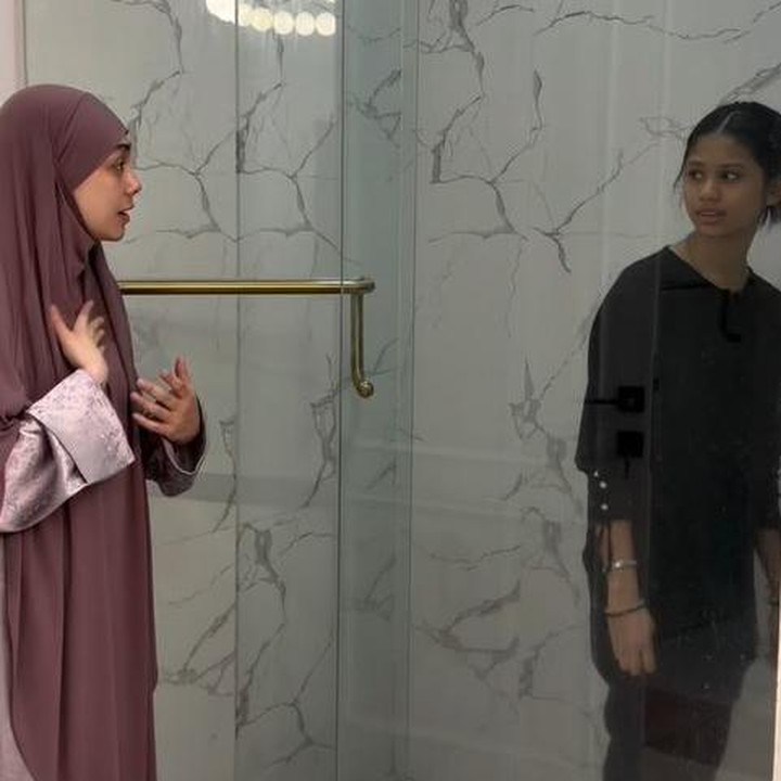 <p>Tak hanya pada putranya yang masih kecil, Celine juga mengenalkan ajaran Islam kepada putrinya Jemima, yang sudah beranjak remaja. Perempuan 34 tahun ini mengajarkan sang putri cara berwudu yang benar dengan mencontohkan dan menjelaskan langkah-langkahnya. (Foto: Instagram @celine_evangelista)</p>