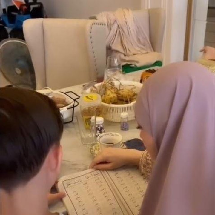<p>Baru-baru ini, Celine membagikan momen saat mengajarkan anaknya Lucio mengaji Iqra. Celine mengajarkan Lucio secara perlahan agar putranya yang berusia 8 tahun itu bisa mengerti. "<em>MasyaAllah</em>, pelan2 yaa sayang mommy," tulis Celine dalam caption unggahannya. (Foto: Instagram @celine_evangelista)</p>