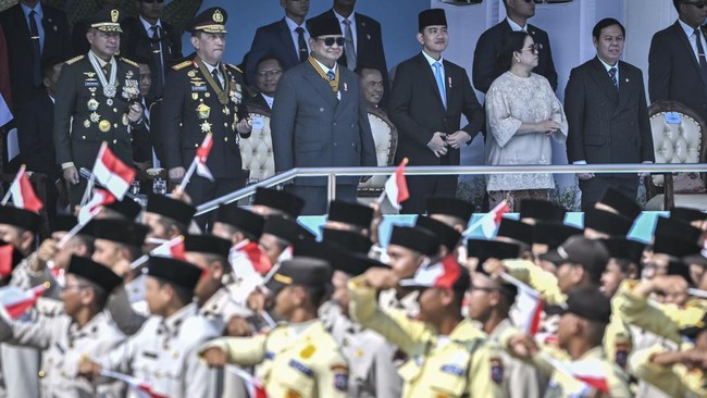 Presiden Prabowo Subianto (ketiga kiri) didampingi Wakil Presiden Gibran Rakabuming Raka (ketiga kanan), Kapolri Jenderal Pol Listyo Sigit Prabowo (kedua kiri), Ketua DPR Puan Maharani (kedua kanan), Ketua DPD Sultan Bachtiar Najamudin (kanan), dan P