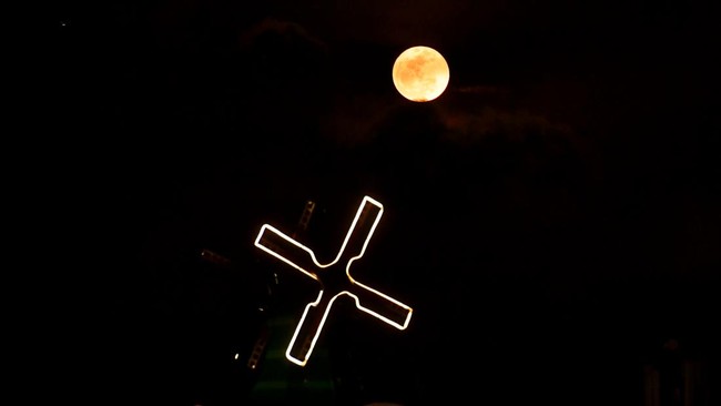 Fenomena Strawberry Moon terlihat di langit Kota Balikpapan, Kalimantan Timur, Selasa (30/6) (ANTARA FOTO/Angga Palguna)