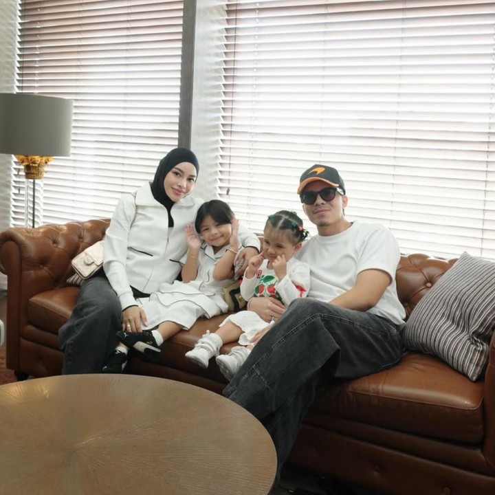 <p>Artis Aurel Hermansyah telah mengarungi bahtera rumah tangganya bersama Atta Halilintar sejak 2021. Kebahagiaan pasangan ini pun semakin lengkap dengan kehadiran dua putri mereka yang bernama Ameena Hanna Nur Atta dan Azura Humaira Nur Atta. (Foto: Instagram @aurelie.hermansyah)</p>