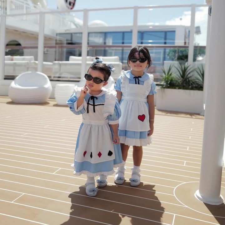 <p>Saat menikmati liburan di Disney Cruise, Ameena dan Azura tampil kompak mengenakan <em>dress</em> bergaya pelayan atau <em>maid dress</em> yang berwarna putih dan biru. Penampilan keduanya pun semakin terlihat menggemaskan saat dipadukan dengan kacamata hitam. (Foto: Instagram @aurelie.hermansyah)</p>