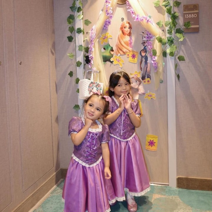<p>Pada kesempatan yang sama, penampilan Ameena dan Azura lagi-lagi berhasil mencuri perhatian netizen. Keduanya tampil begitu menggemaskan dengan gaun <em>princess</em> karakter Rapunzel yang serasi. Melihat potret tersebut, banyak netizen yang gemas hingga menyebut Ameena dan Azura bak anak kembar. "Gemas banget kayak kembar," kata <em>@dew***.</em> "Kembar yang super menggemaskan," ungkap <em>@via***.</em> "Lucu banget bajunya samaan terus," tambah <em>@mar***</em>. (Foto: Instagram @aurelie.hermansyah)</p>