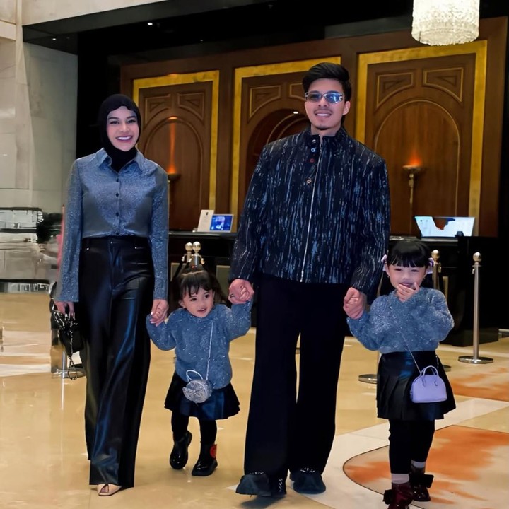 <p>Sebagai orang tua, Aurel dan Atta cukup sering menyesuaikan <em>outfit</em>-nya untuk kedua putrinya. Pada salah satu foto yang dibagikan, Ameena dan Azura tampil menggemaskan mengenakan atasan abu-abu berhias manik-manik yang dipadukan dengan rok hitam. (Foto: Instagram @aurelie.hermansyah)</p>