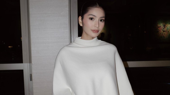 Get The Look: Inspirasi Outfit Serba Putih ala Debi Sagita