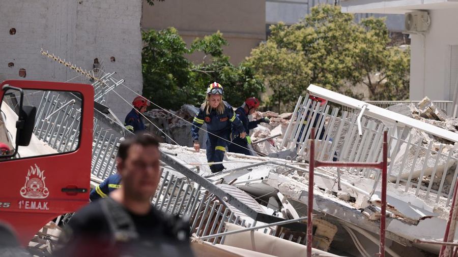 GREECE-BUPetugas darurat bekerja pada letak runtuhnya gedung apartemen di lingkungan Petralona, ​​Athena, Yunani, Selasa (30/6/2026). (REUTERS/Louisa Gouliamaki)ILDING/COLLAPSE