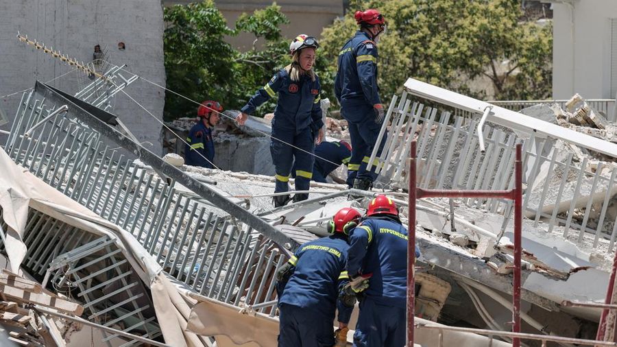 GREECE-BUPetugas darurat bekerja pada letak runtuhnya gedung apartemen di lingkungan Petralona, ​​Athena, Yunani, Selasa (30/6/2026). (REUTERS/Louisa Gouliamaki)ILDING/COLLAPSE