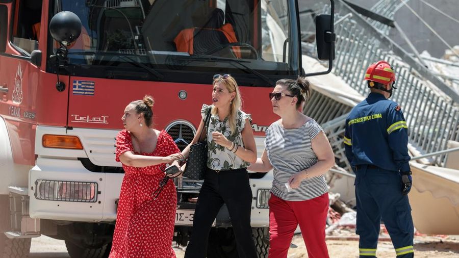 GREECE-BUPetugas darurat bekerja pada letak runtuhnya gedung apartemen di lingkungan Petralona, ​​Athena, Yunani, Selasa (30/6/2026). (REUTERS/Louisa Gouliamaki)ILDING/COLLAPSE