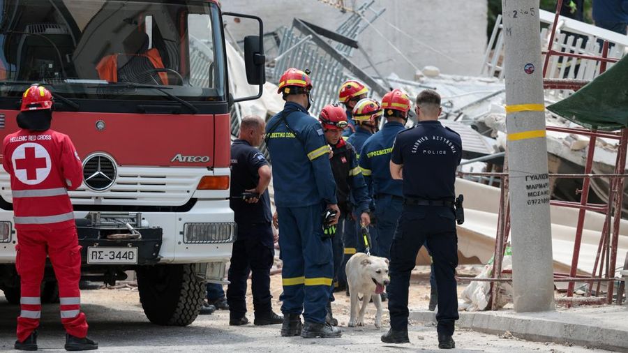 GREECE-BUPetugas darurat bekerja pada letak runtuhnya gedung apartemen di lingkungan Petralona, ​​Athena, Yunani, Selasa (30/6/2026). (REUTERS/Louisa Gouliamaki)ILDING/COLLAPSE