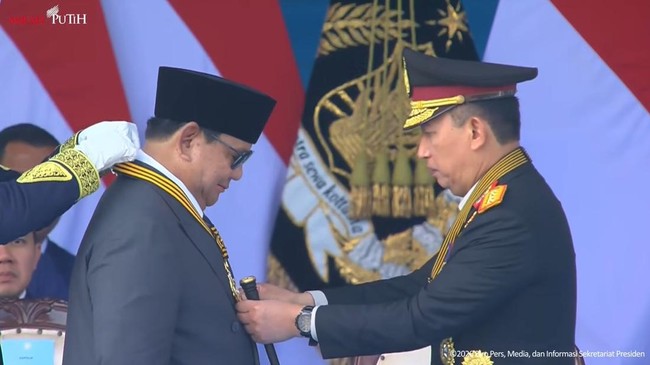 Presiden Prabowo Subianto menghadiri upacara Hari Bhayangkara di Satlat Brimob Cikeas, Jawa Barat, Rabu (1/7).