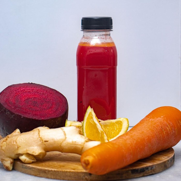 Jus wortel dan bit bisa melancarkan pencernaan, meningkatkan fungsi hati, serta melakukan detoksifikasi hingga ke tingkat sel. Minuman ini menjadi salah satu pilihan tepat untuk mengatasi masalah seperti jerawat dan pigmentasi kulit.