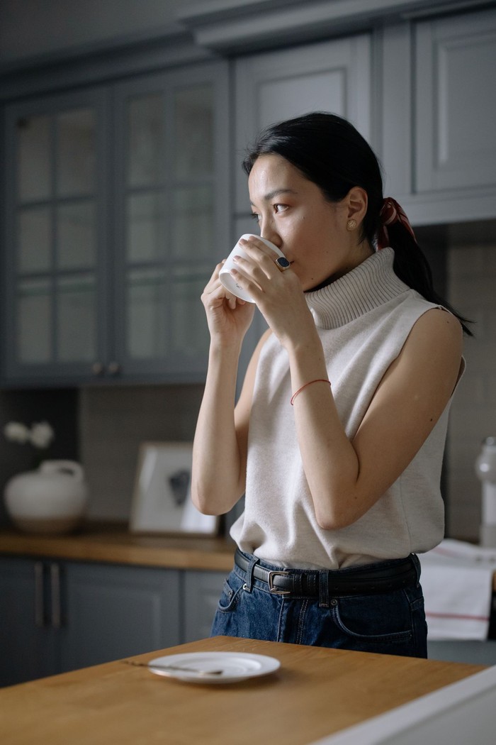 Ada beberapa jenis minuman yang baik dikonsumsi di pagi hari untuk membuat kulit glowing, salah satunya teh hijau
