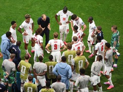 Soccer Football - FIFA World Cup 2026 - Round of 32 - England v DR Congo - Atlanta Stadium, Atlanta, Georgia, U.S. - July 1, 2026 England manager Thomas Tuchel speaks to players during the hydration break REUTERS/Siphiwe Sibeko