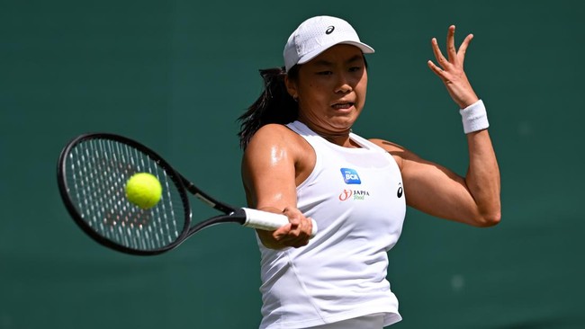 LONDON, ENGLAND - JULY 01: Janice Tjen of Indonesia in action against Daria Kasatkina of Australia during the Ladies' Singles second round match on Day Three of The Championships Wimbledon 2026 at All England Lawn Tennis and Croquet Club on July 01, 