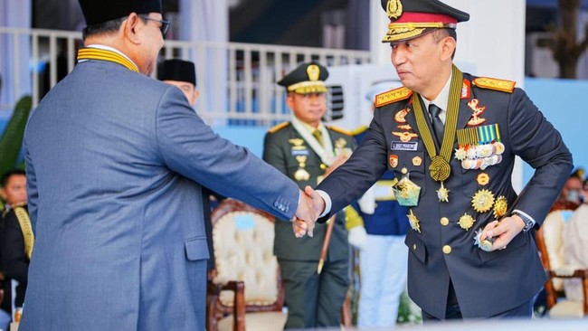 Kapolri Jenderal Listyo Sigit Prabowo diberi potongan tumpeng oleh Presiden Prabowo.