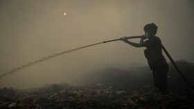 Petugas pemadam kebakaran berusaha memadamkan api di Tempat Pembuangan Akhir (TPA) Jatiwaringin, Kabupaten Tangerang, Banten, Rabu (1/7/2026).
