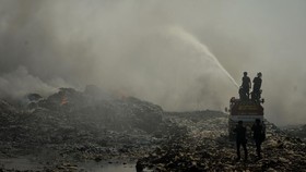 Petugas pemadam kebakaran berusaha memadamkan api di Tempat Pembuangan Akhir (TPA) Jatiwaringin, Kabupaten Tangerang, Banten, Rabu (1/7/2026). Badan Nasional Penanggulangan Bencana (BNPB) menyatakan area yang terdampak kebakaran TPA Jatiwaringin tela