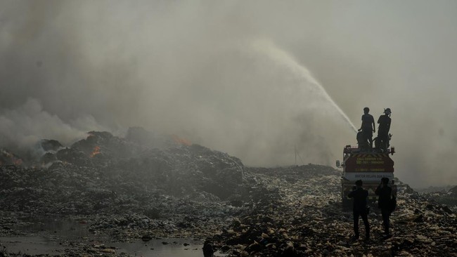 Petugas pemadam kebakaran berusaha memadamkan api di Tempat Pembuangan Akhir (TPA) Jatiwaringin, Kabupaten Tangerang, Banten, Rabu (1/7/2026).