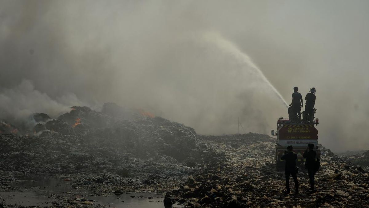 Water Bombing Belum Berdampak, Api di TPA Jatiwaringin Masih Berkobar