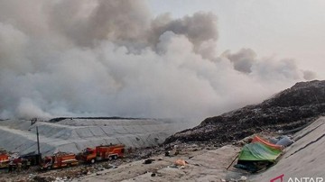 2 Water Bombing Helicopters, Weather Modification Scheme Deployed to Extinguish Jatiwaringin Landfill Fire