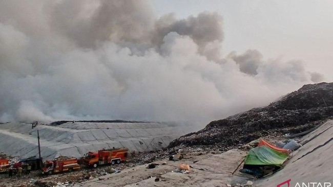 Kendaraan pemadam bersiaga di lokasi kebakaran TPA Jatiwaringin, Kecamatan Mauk, Kabupaten Tangerang, Banten untuk memadamkan api, Selasa (30/6/2026). ANTARA/Azmi Samsul M