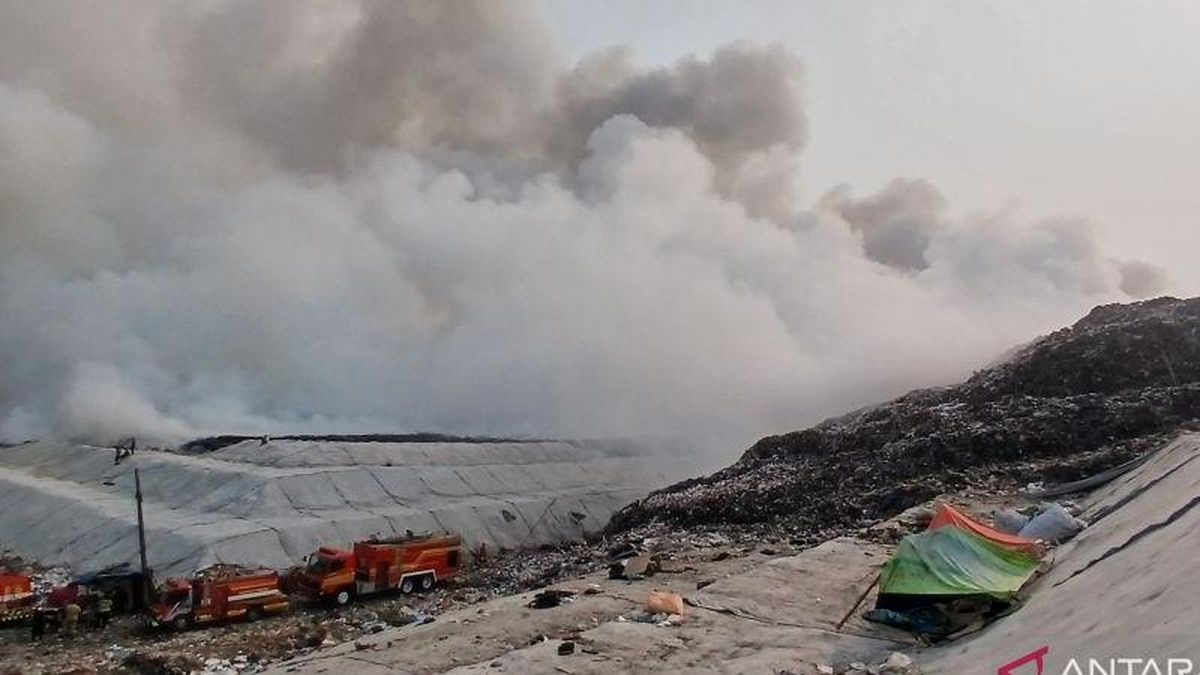 2 Heli Water Bombing hingga Skema TMC Padamkan Api TPA Jatiwaringin