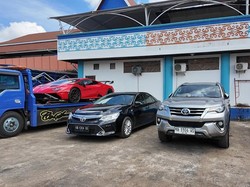 Penampakan 4 Mobil Mewah Sitaan Kasus Bauksit Kalbar Jelang Dikirim ke Kejagung