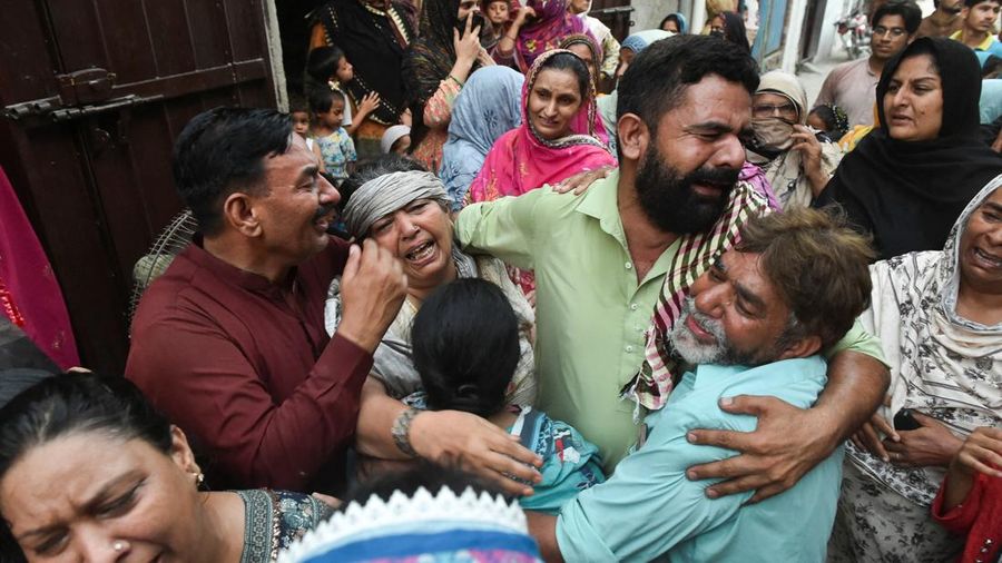 Kerabat dari anak-anak nan dilaporkan meninggal setelah genting pusat pengarahan belajar runtuh, bersungkawa di Lahore, Pakistan, 30 Juni 2026. (REUTERS/Murtaza Ali)