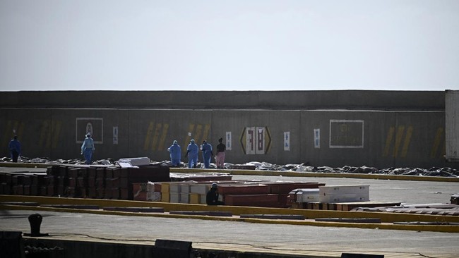 EDITORS NOTE: Graphic content / Forensic experts carry out body identification work on corpses laid out on the ground at a makeshift morgue in the port of La Guaira, La Guaira State, Venezuela on June 29, 2026, days after twin earthquakes struck the