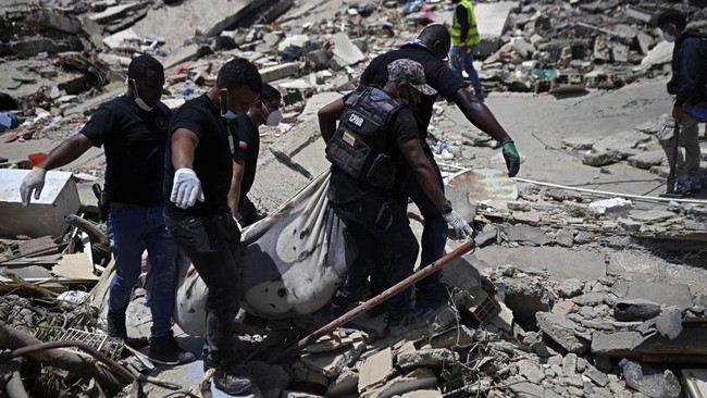 Members of the Bolivarian National Police carry the bodies of victims of the twin earthquakes, in Caraballeda, La Guaira State, some 40 km northeast of Caracas, on June 27, 2026. Three days after powerful tremors of magnitude 7.2 and 7.5 killed 1,430