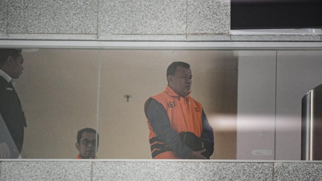 Bupati Kuantan Singingi Suhardiman Amby berjalan usai menjalani pemeriksaan di Gedung Merah Putih KPK, Jakarta, Rabu (1/7/2026). Suhardiman Amby ditetapkan sebagai tersangka bersama Sekda Kuantan Singingi Zulkarnain terkait kasus dugaan suap jual bel
