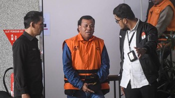 Bupati Kuantan Singingi Suhardiman Amby (tengah) berjalan usai menjalani pemeriksaan di Gedung Merah Putih KPK, Jakarta, Rabu (1/7/2026). Suhardiman Amby ditetapkan sebagai tersangka bersama Sekda Kuantan Singingi Zulkarnain terkait kasus dugaan suap