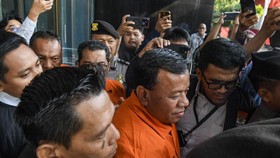 Bupati Kuantan Singingi Suhardiman Amby (tengah) berjalan usai menjalani pemeriksaan di Gedung Merah Putih KPK, Jakarta, Rabu (1/7/2026).