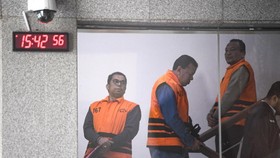 Bupati Kuantan Singingi Suhardiman Amby (tengah) berjalan bersama Sekda Kuantan Singingi Zulkarnain (kiri) dan pihak swasta Ardiles (kanan).