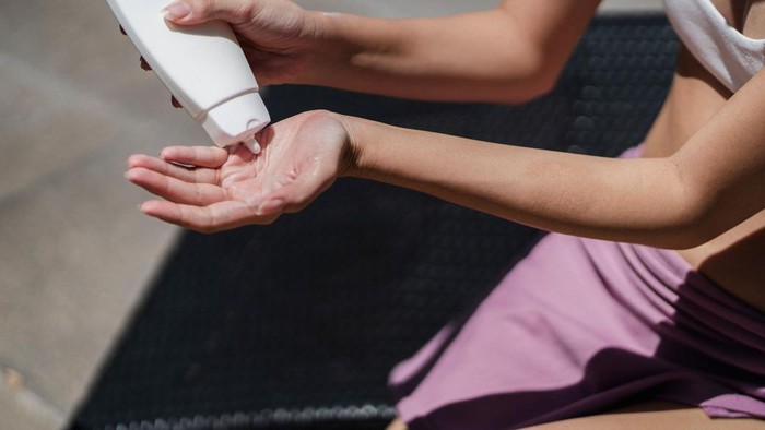 Menggunakan sunscreen untuk melindungi kulit