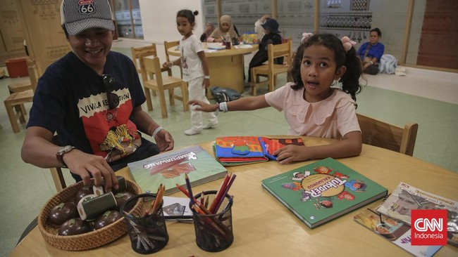 Pengunjung mengamati koleksi yang dipajang di Museum Nasional Indonesia, Jakarta, Rabu (01/07/2026). CNN Indonesia/Adhi Wicaksono
