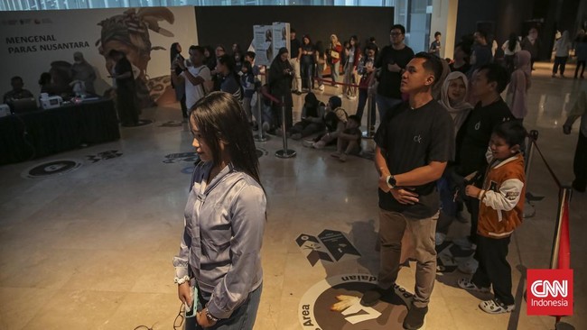 Pengunjung mengamati koleksi yang dipajang di Museum Nasional Indonesia, Jakarta, Rabu (01/07/2026). CNN Indonesia/Adhi Wicaksono