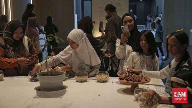Pengunjung mengamati koleksi yang dipajang di Museum Nasional Indonesia, Jakarta, Rabu (01/07/2026). CNN Indonesia/Adhi Wicaksono