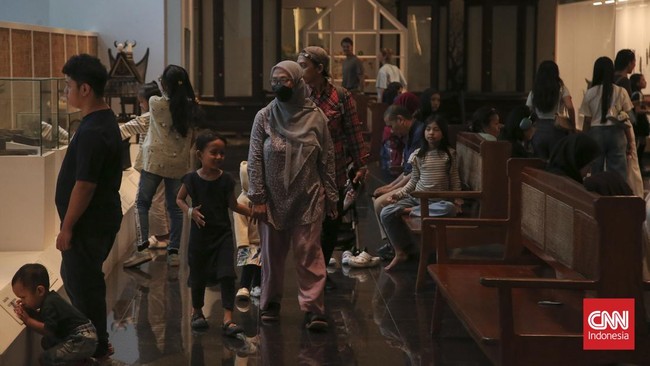 Pengunjung mengamati koleksi yang dipajang di Museum Nasional Indonesia, Jakarta, Rabu (01/07/2026). CNN Indonesia/Adhi Wicaksono