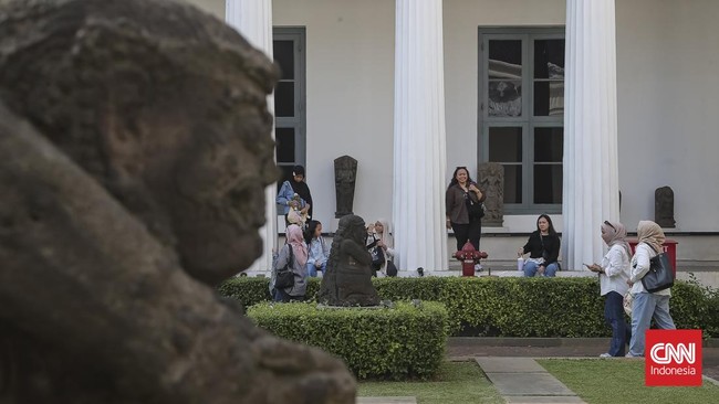 Pengunjung mengamati koleksi yang dipajang di Museum Nasional Indonesia, Jakarta, Rabu (01/07/2026). CNN Indonesia/Adhi Wicaksono