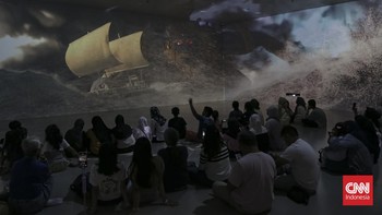 Pengunjung mengamati koleksi yang dipajang di Museum Nasional Indonesia, Jakarta, Rabu (01/07/2026). CNN Indonesia/Adhi Wicaksono